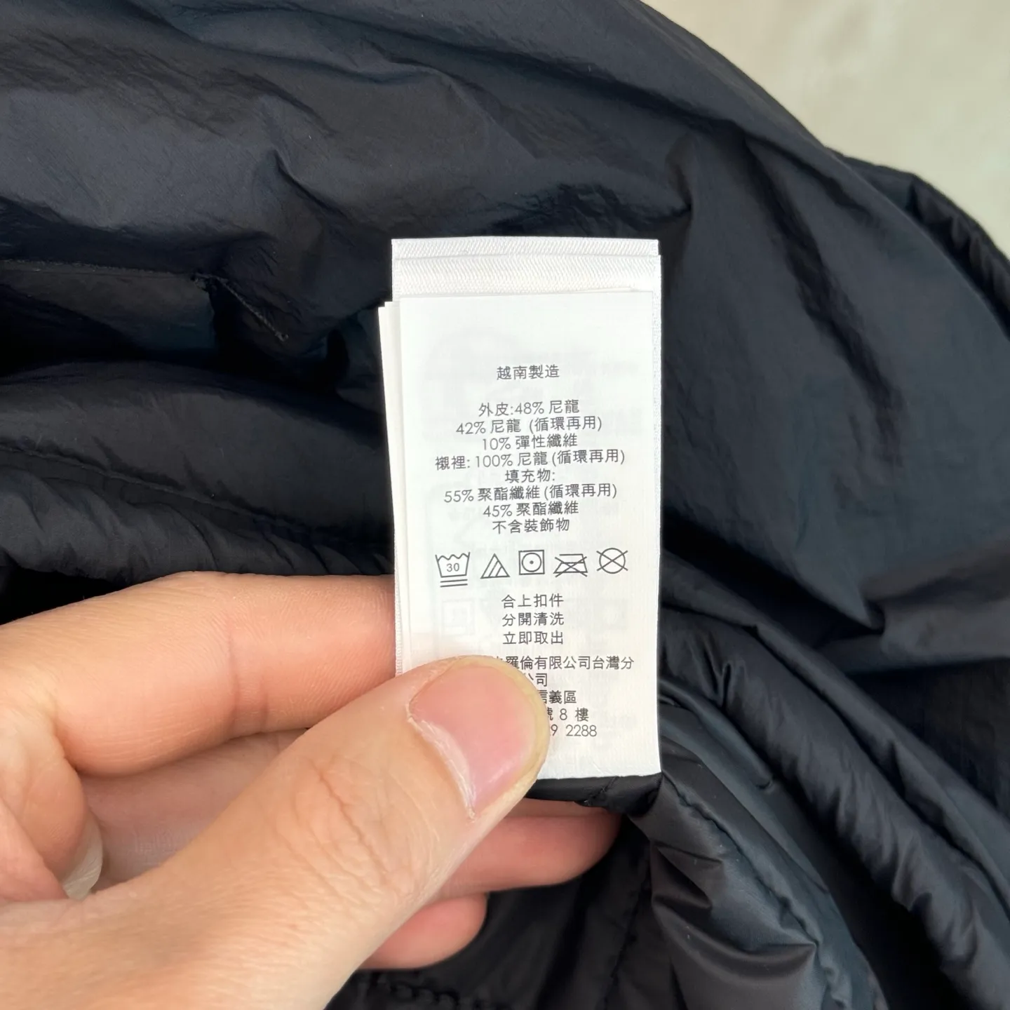 P670 25FW Ralph Lauren red label light cotton jacket (coach jacket) size s m l xl Fabric procurement: a combination of pragmatism and classic texture Material: high-density nylon taffeta Features: density is about 210T-300T, smooth and slightly matte surface, excellent windproof and waterproof performance (with DWR water-repellent treatment), strong wrinkle resistance and easy care, in line with the positioning of American casual "durable and practical".  Color: Classic dark black, using vat dyeing process (dye penetrates into the fiber), the color fastness reaches ISO level 4 or above to avoid fading or color transfer after washing.  2. Lining fabric Material: Lightweight cotton-polyester blended lining (65% Polyester + 35% Cotton) Function: Reduce friction between the fabric and inner clothing, improve wearing smoothness; blended material has both breathability and durability to avoid the stuffy feeling of pure nylon lining.  Version and cutting process Version: Classic Coach Jacket, loose version, slightly dropped shoulder line (shoulder width is 1-2cm wider than the standard version), length to the hips, and slightly tapered straight sleeves, taking into account both freedom of movement and casual style.  Embroidery technology: Polo horse logo on the left chest: flat satin stitch embroidery (satin embroidery), embroidery thread: 100% polyester high color fastness embroidery thread (the color number is consistent with the brand’s standard red color card), stitch density 12-15 stitches/cm, the outline of the horse logo is clear, and the details of the rider and horse are burr-free.  Embroidery positioning: precise positioning through the template (12cm from the neckline and 8cm from the placket) to ensure left and right symmetry and centering.  Topstitching technology: The seams of the body are made of double-needle flat seams (needle pitch 3cm/10 needles), the stitches are smooth and straight, the stitching color is dark black (the same color as the fabric), and the stitch width is 0.5cm, which enhances firmness while forming simple decorative lines.  1. Main body splicing, splicing of the front placket and body: The placket is made of double-layer folding + flat seam splicing, with a thickness of about 0.3cm to ensure that the buttons are not easily deformed when fixed; the edges of the placket are cut with a hot knife to avoid burrs.  Sleeve panels are spliced ​​to the body: the armholes are spliced ​​with round-head keyhole machine seams + flat seams. After splicing, the armholes have a natural curvature and no sense of tightness during movement; the height of the sleeves is about 8-10cm, which is in line with the loose characteristics of casual jackets.  Main button: black urea resin button, matte surface treatment, buttonholes are hand-made keyholes (6 strands of cotton thread, keyhole density 8 stitches/mm), the edges of the eyelets are smooth and without burrs.  Collar buttons: The first button on the collar is a hidden button (diameter 12mm), which prevents the collar from opening and improves the neatness of wearing.